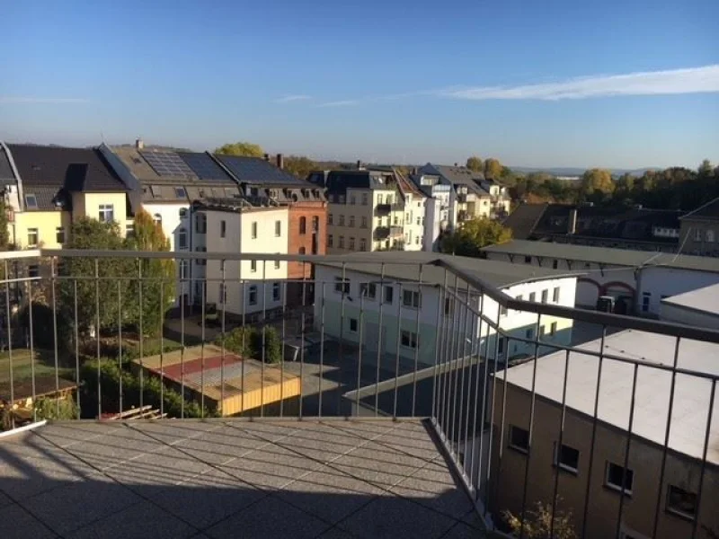 Blick vom Balkon - Wohnung mieten in Zwickau - Schicke 4-R-Wohnung im 1.Dachgeschoß mit großer Südterrasse ab Juni wieder frei