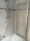 Badewanne mit Duschabtrennung