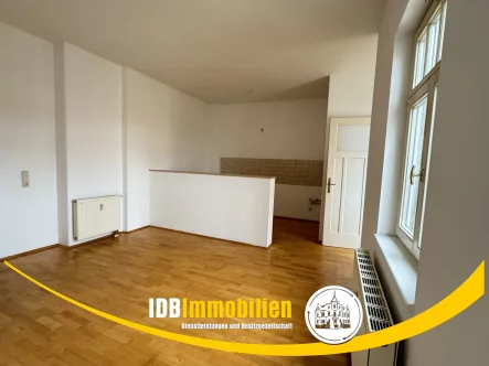 Wohnzimmer mit Blick in die Küche - Wohnung mieten in Freital - 2-Raumwohnung mit Dusche