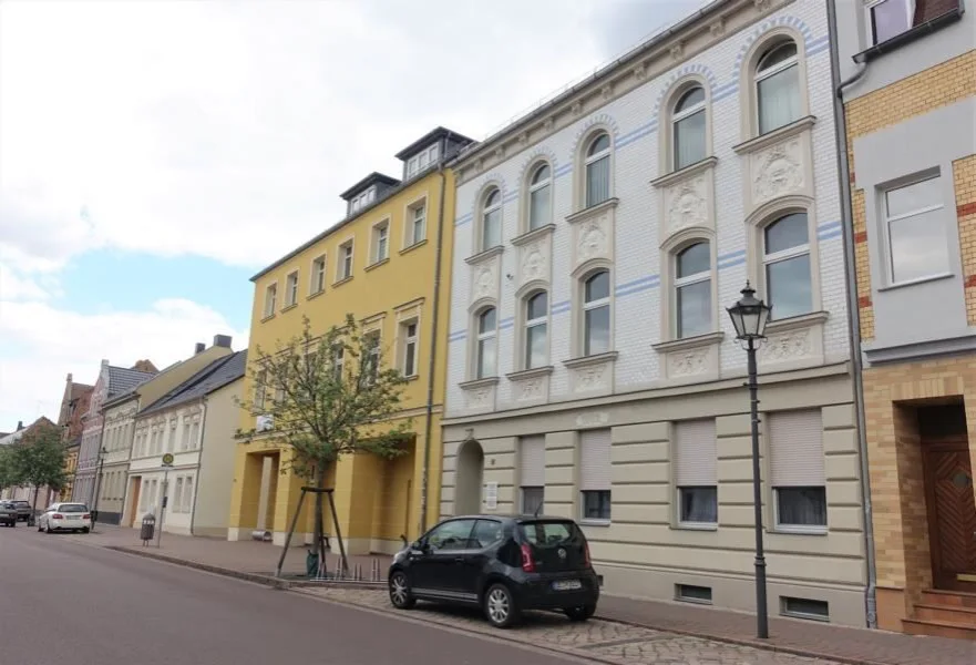 Straßenansicht links - Zinshaus/Renditeobjekt kaufen in Aken - Mehrfamilienhaus in Aken mit hinterer Zufahrt