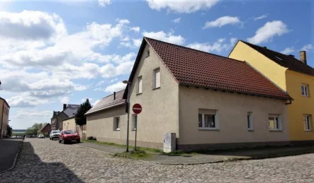 Straßenansicht links
