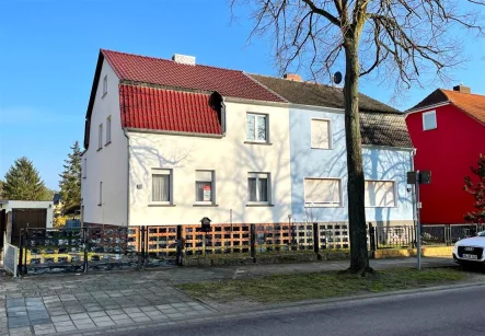Vorderansicht - Haus kaufen in Dessau-Roßlau - VERKAUFT !!!Solide DHH mit großem Grundstück