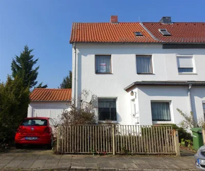 Vorderansicht mit Garage - Haus kaufen in Dessau-Roßlau - Doppelhaushälfte in ruhiger Lage Nähe Bauhaus
