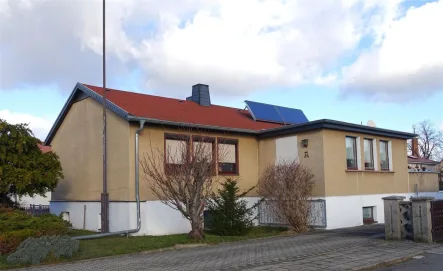 Seitenansicht - Haus kaufen in Oranienbaum-Wörlitz - Einfamilienhaus in ruhiger Lage mit Keller und Garage