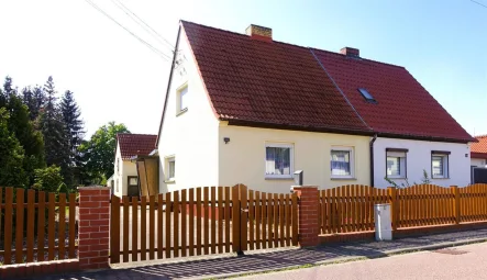 Vorderansicht mit Nachbarhaus - Haus kaufen in Möhlau - Doppelhaushälfte in ruhiger Lage