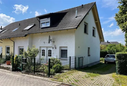 Seitenansicht mit Zufahrt - Haus kaufen in Dessau - Doppelhaushälfte mit Garage in beliebter Wohnlage