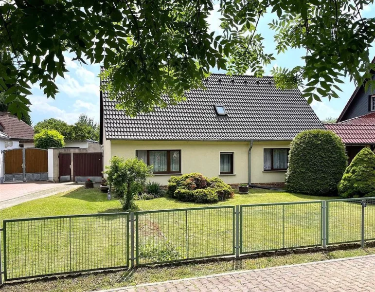 Vorderansicht mit Vorgarten - Haus kaufen in Gräfenhainichen -  RESERVIERT!!! Solides freistehendes Einfamilienhaus mit Nebengebäude, Garten und Platz für eigene Ideen