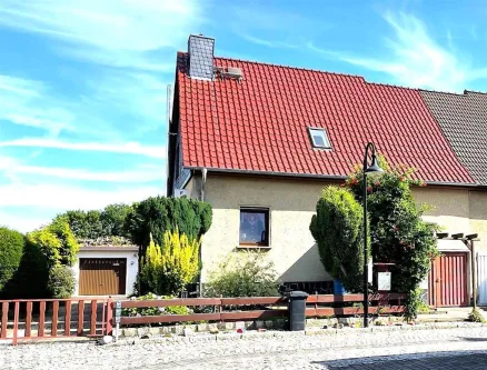 Vorderansicht - Haus kaufen in Gräfenhainichen - RESERVIERT !!! Solide Doppelhaushälfte mit Keller und Garage in ruhiger Lage