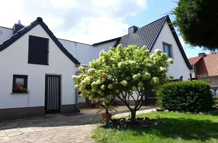 Seitenansicht mit Terrasse - Haus kaufen in Bergwitz - Zuhause ankommen! Doppelhaushälfte in Bergwitz