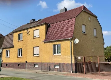 Vorderansicht - Haus kaufen in Gräfenhainichen - Solide Doppelhaushälftemit viel Platz im und um's Haus !