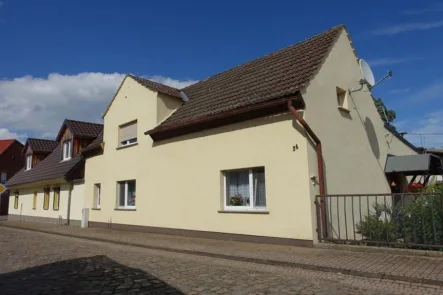 Straßenansicht links - Haus kaufen in Gräfenhainichen - Gemütliches Wohnhaus mit Nebengelass in der Nähe vom Gröbener See