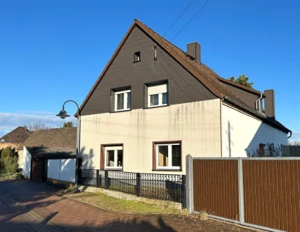 Seitenansicht - Haus kaufen in Muldestausee - Freistehendes Einfamilienhaus in ruhiger Lage  mit viel Platz !