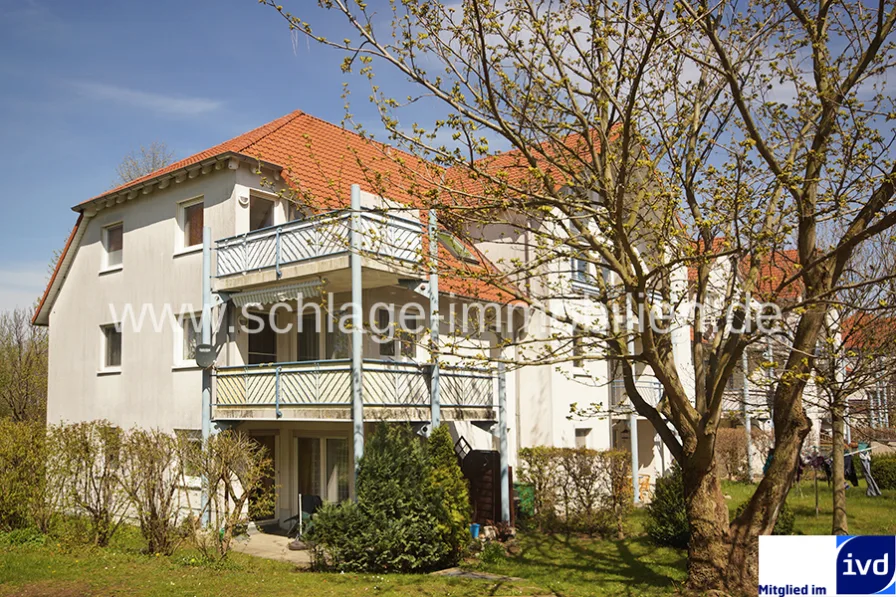 Hausansicht - Wohnung kaufen in Kesselsdorf - ***KESSELSDORF BEI DRESDEN***  Bezugsfreie 2-Zimmer mit Balkon und 2 TG--Stellplätzen.