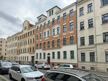 Straßenansicht - Wohnung kaufen in Leipzig - Beliebtes Stötteritz: 3 Zimmer mit Balkon
