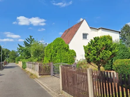 Straßenansicht - Haus kaufen in Leipzig-Holzhausen - Holzhausen: Charmantes Haus in großartiger Lage