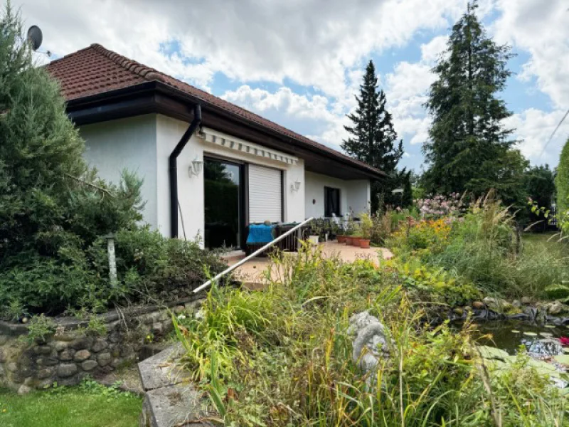 Blick zur Terrasse - Haus kaufen in Machern - Machern: Wohnen auf einer Ebene | großer Garten mit Teich