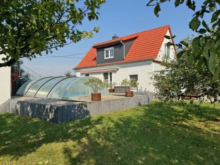 Pool - Haus kaufen in Großzschepa - Ein Grundstück. Zwei Häuser. Ein Preis.