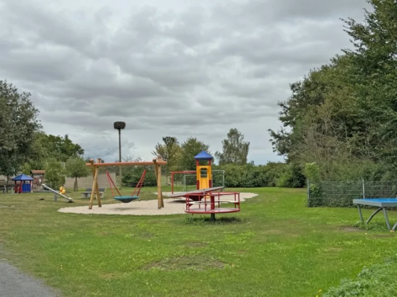 Dorfspielplatz - Haus kaufen in Bennewitz / Pausitz - Tolle Lage am Park - EFH mit viel Nebengelass und Garage