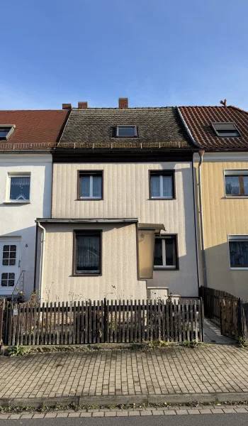  - Haus kaufen in Borna - Wir verkaufen ein kleines Reihenhaus in einer Anliegerstrasse in Borna.