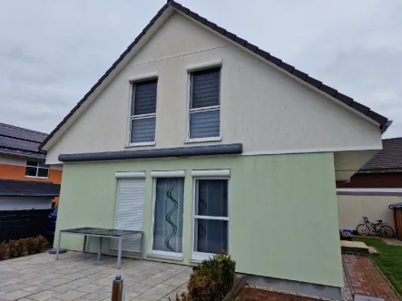 Hausansicht-Hofseite-Pool - Haus kaufen in Halle/Saale - Neuwertiges Top-Einfamilienhaus in begehrter Lage von Halle