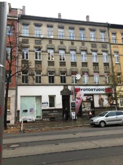 Hausansicht - Zinshaus/Renditeobjekt kaufen in Leipzig - Teilsaniertes Denkmalobjekt in guter Lage von Leipzig