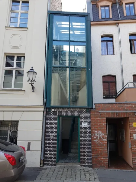 Hausansicht - Eingang Spiegelstraße - Wohnung mieten in Halle - 3-R-Etagenwohnung - Erstbezug nach Umbau in der City von Halle/Saale
