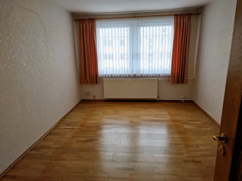 Wohnzimmer - Wohnung kaufen in Glauchau - Sehr schöne 3-R-Wohnung in ruhiger, zentraler, begehrter Lage in der VW-Stadt Glauchau