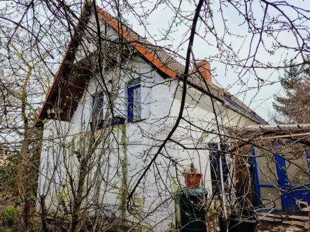 Giebelansicht  mit Balkon - Haus kaufen in Landsberg - Teilsaniertes Bauernhaus, mit Garage im ehem. Stallgebäude, auf einem großem Grundstück
