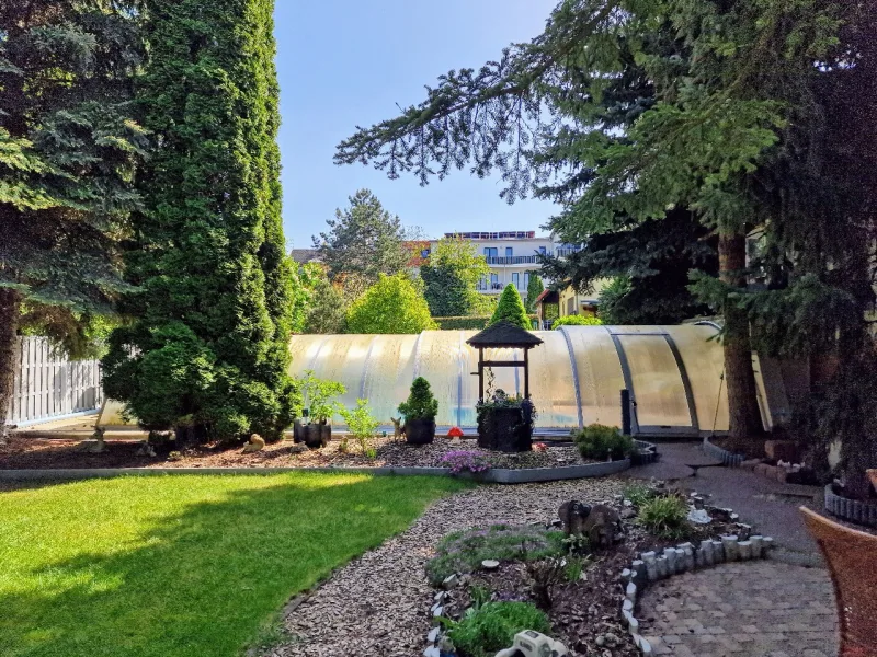 Garten mit überdachtem Pool - Haus kaufen in Leipzig - Ihr Traumhaus mit Pool und Wintergarten in ruhiger Lage von Leipzig