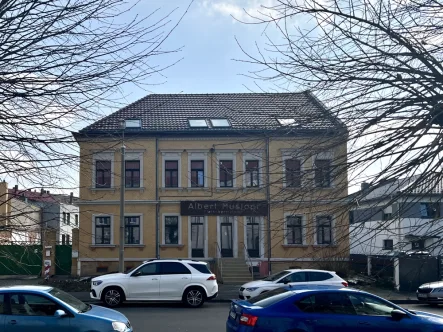 Straßenansicht - Wohnung kaufen in Leipzig / Lindenthal - Modern, energieeffizient mit großer Loggia und Ausblick