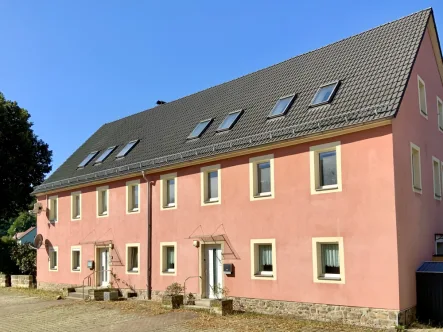 Seitenansicht Hofseite - Haus kaufen in Dippoldiswalde / Ulberndorf - Wohnen & Arbeiten an einem Ortmit Kreativität ins neue Heim