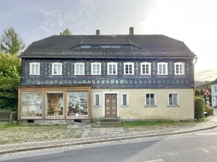 Blick auf Fassade mit Schaufenster - Haus kaufen in Sohland an der Spree / Taubenheim/Spree - Sie suchen ein Umgebindehaus zum Leben und Arbeiten?