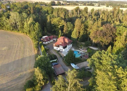 Anwesen und angrenzende Felder - Haus kaufen in Hohnstein - Einmalige Chance - hier erwerben Sie ein Stück Elbsandsteingebirge
