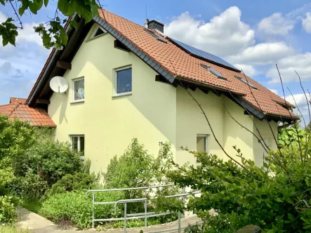 Ansicht Straßenseite - Haus kaufen in Ebersbach - Ihre neue Erholungsoase für die ganze Familie