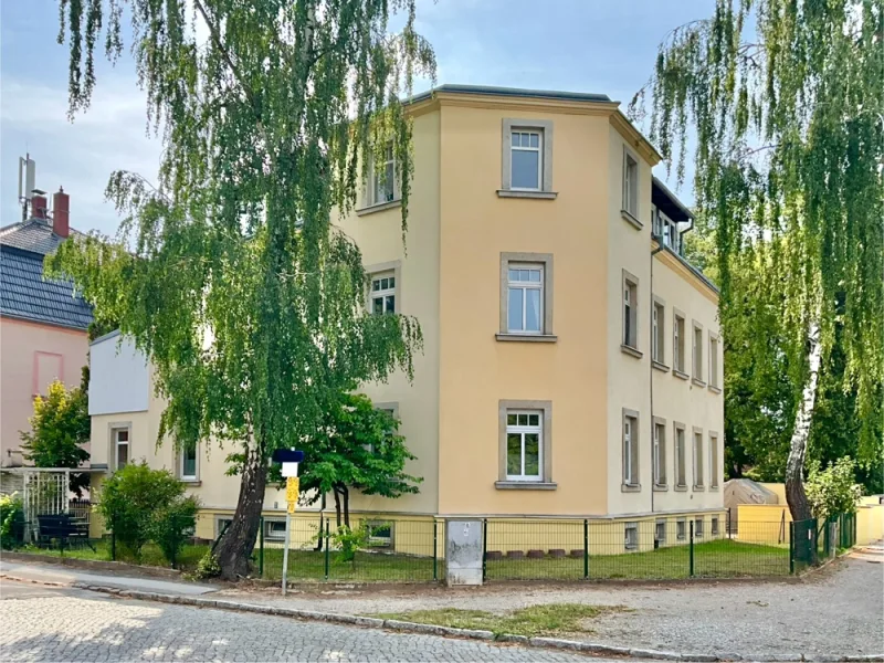 Ansicht von der Straße  - Wohnung kaufen in Dresden - Attraktive Dreiraumwohnung als lukrative Kapitalanlage