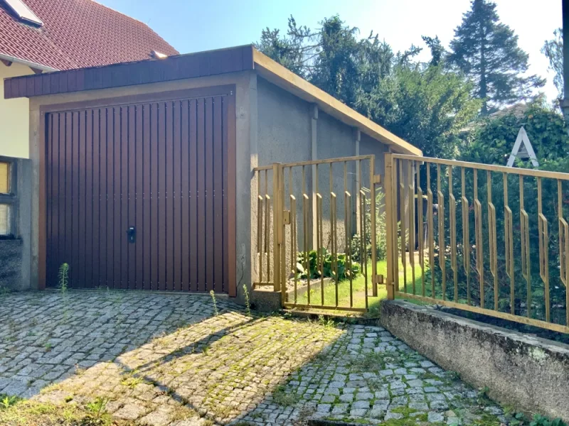 Zweite Garage auf dem Grundstück