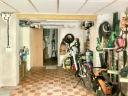 Garage mit Blick zur Werkstatt