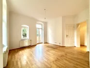 Wohnzimmer mit Zugang zum Balkon