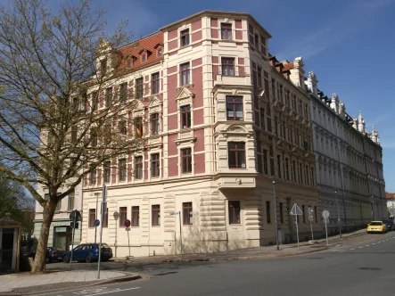 Haus von außen La 46 - Wohnung mieten in Görlitz - 1 Raumwohnung mit Fahrstuhl und EBK