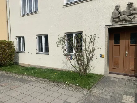 Hausansicht - Wohnung kaufen in Görlitz - Altersgerechte teilsanierte 3 Raumwohnung