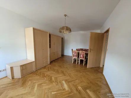 Wohnzimmer - Wohnung mieten in Kirchberg - Teilmöblierte 2-Zi.-Singlewohnung mit EINBAUKÜCHE und PERSONENAUFZUG zu vermieten!