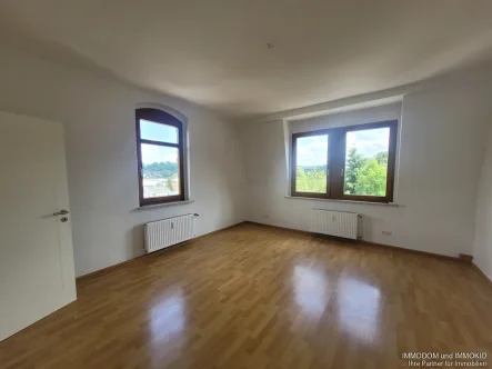 Wohnzimmer - Wohnung mieten in Wilkau-Haßlau - Singlewohnung im Dachgeschoss mit modernen Bad zu vermieten!
