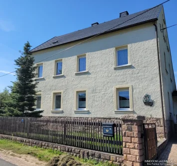 Hausansicht - Haus kaufen in Hartmannsdorf bei Kirchberg - teilsaniertes Ein-/Zweifamilienhaus in 08107 Hartmannsdorf zu verkaufen +++ 360° Rundgang