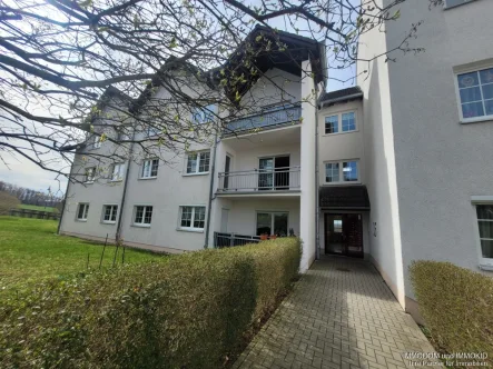Außenansicht - Wohnung kaufen in Bernsbach - 3 Zimmer Wohnung mit Balkon, PKW-Stellplatz und Dusche  in Bernsbach zu verkaufen!