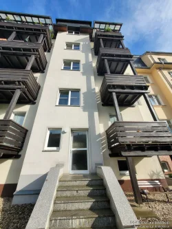 Blick vom Garten - Wohnung kaufen in Aue - vermietete 2-Raum-Wohnung  mit Balkon in Aue zu verkaufen - Kapitalanlage