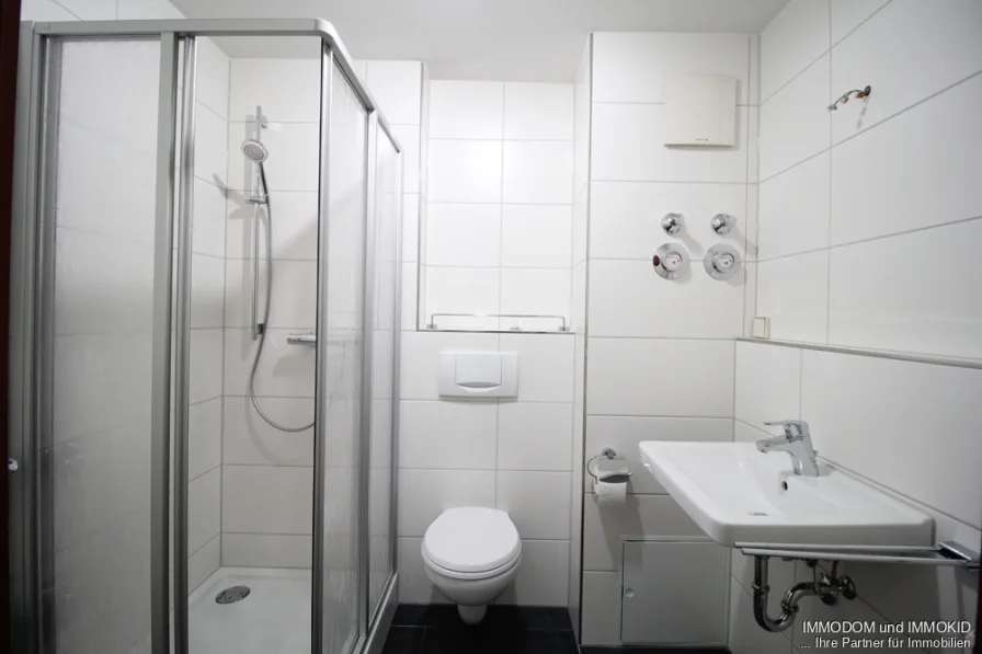 Bad mit Dusche - Wohnung mieten in Wilkau-Haßlau / Silberstraße - DG-Wohnung, Balkon und Bad mit Dusche, TG-Stellplatz - zu vermieten!