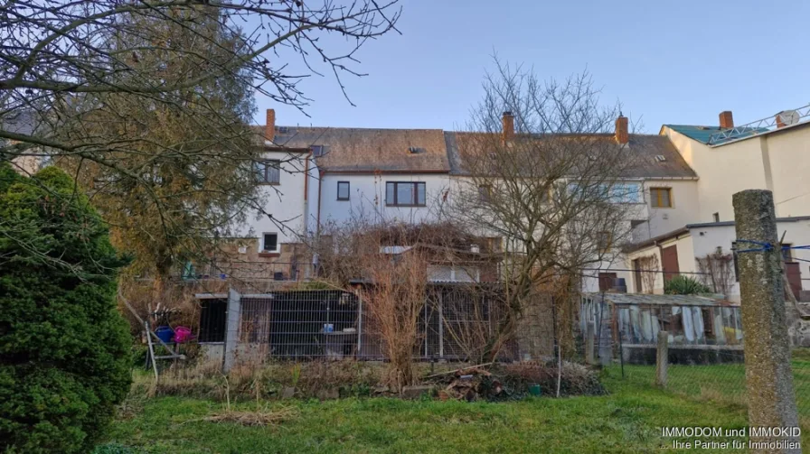 Ansicht vom Garten - Haus kaufen in Kirchberg - Reihenmittelhaus teilsaniert - Einfamilienhaus in Kirchberg zu verkaufen!