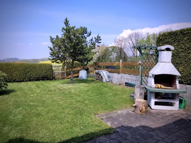 Garten mit Grillkamin