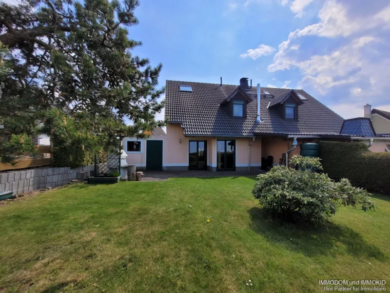 Ansicht vom Garten - Haus kaufen in Hartmannsdorf bei Kirchberg - Sofort bezugsfertig!  Einfamilienhaus mit Garage, Kamin, Fußbodenheizung, Terrasse und kleinem Garten