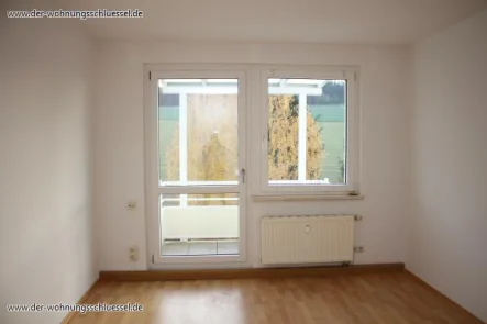 Wohnzimmer - Wohnung mieten in Grünhain-Beierfeld - Kleine Singlewohnung mit Balkon und Küche